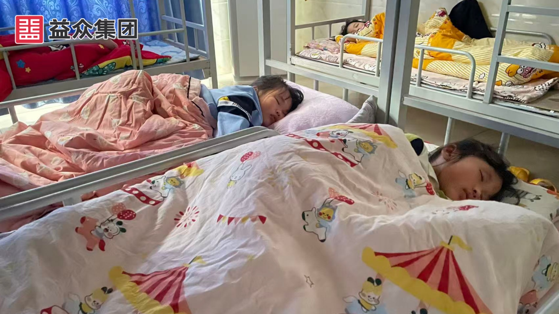 午休秩序井然，學(xué)生安然入睡1_副本